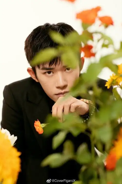 易烊千玺超话| 金鸡百花电影节易烊千玺身穿smalto 2020秋冬系列出席