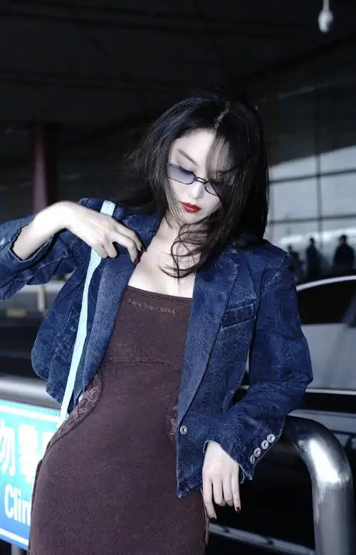 张馨予机场出发照##张馨予竹签包