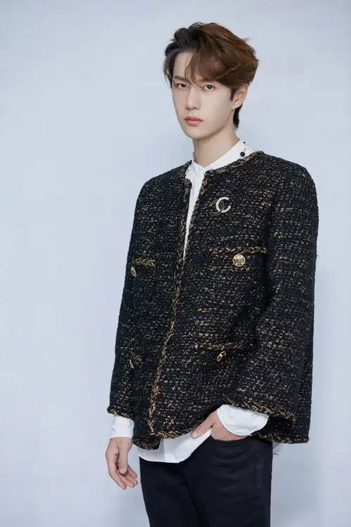 uniq-王一博 身着chanel 2019秋冬 "巴黎-纽约"高级手工坊系列夹克