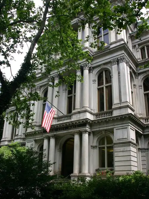 老市政厅是一座法兰西第二帝国时期风格的建筑,1970年被认定为美国