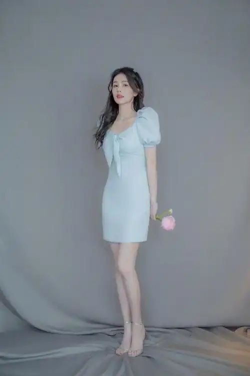 白鹿又美又有气质穿淡蓝色连衣短裙好养眼气质清新又甜美