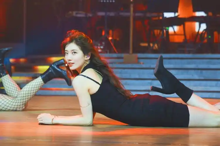 首尔,秀智亮相线上举行的10周年粉丝音乐会,现场带来歌曲串烧舞台惊艳