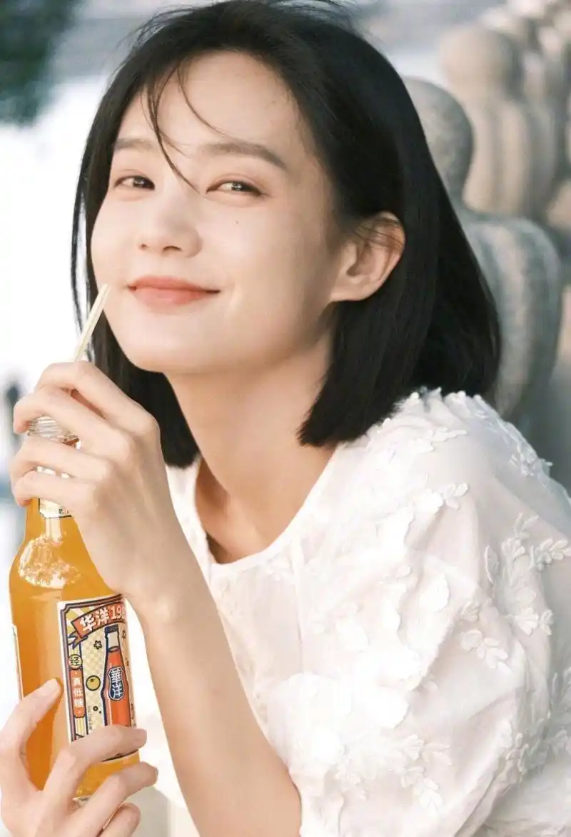 短发的李一桐真好看,略施粉黛便美得不可方物!