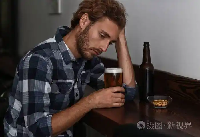 抑郁的年轻人在酒吧喝酒