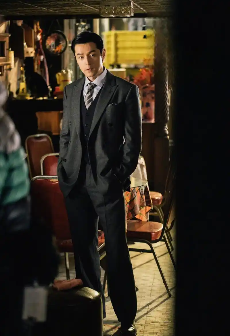 胡歌的《繁花》西装秀 胡歌在《繁花》中的西装造型无疑是一大亮点,他