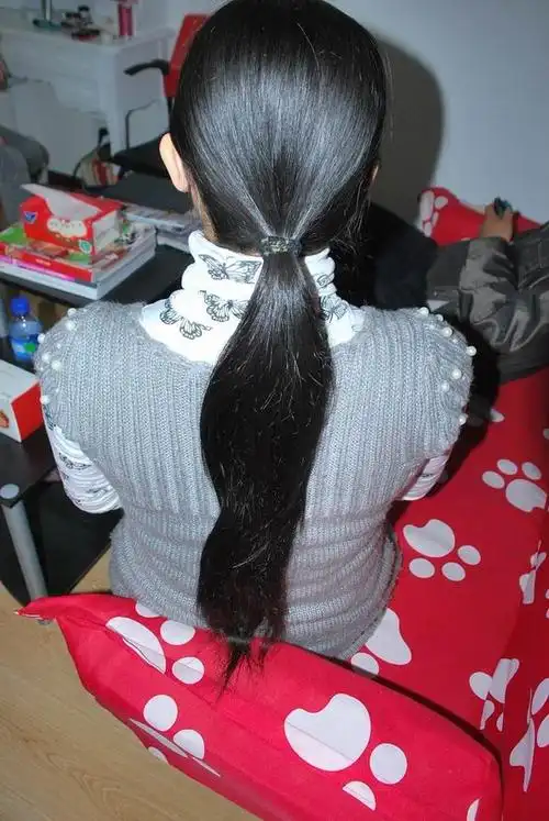 扎4个辫子小妹剃光头