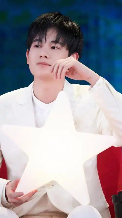 演员胡先煦,童星出道,演技出众,请看帅气少年的写真照