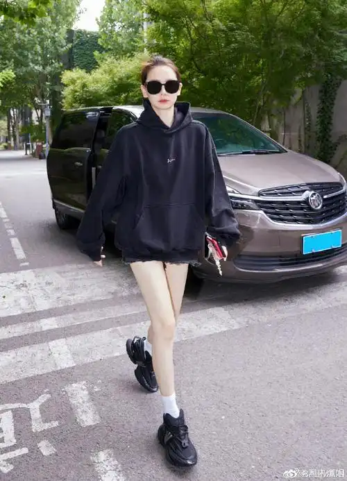 戚薇机场穿搭##戚薇