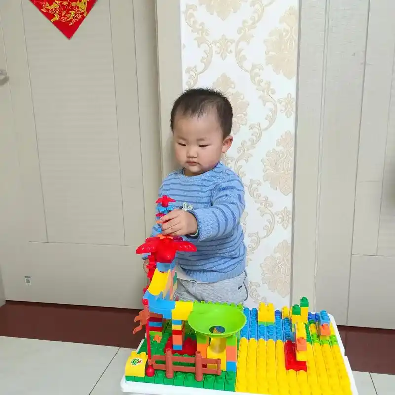 萌娃玩积木摆图案 - 抖音