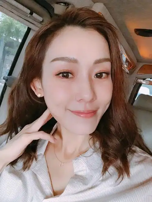 昨日,范玮琪在微博po出自拍照,并配文"生活中累积能量,不断前进,增加