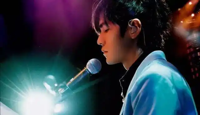 周杰伦应该无人不晓,他在2000年首张个人专辑《jay》,2001年《范特西