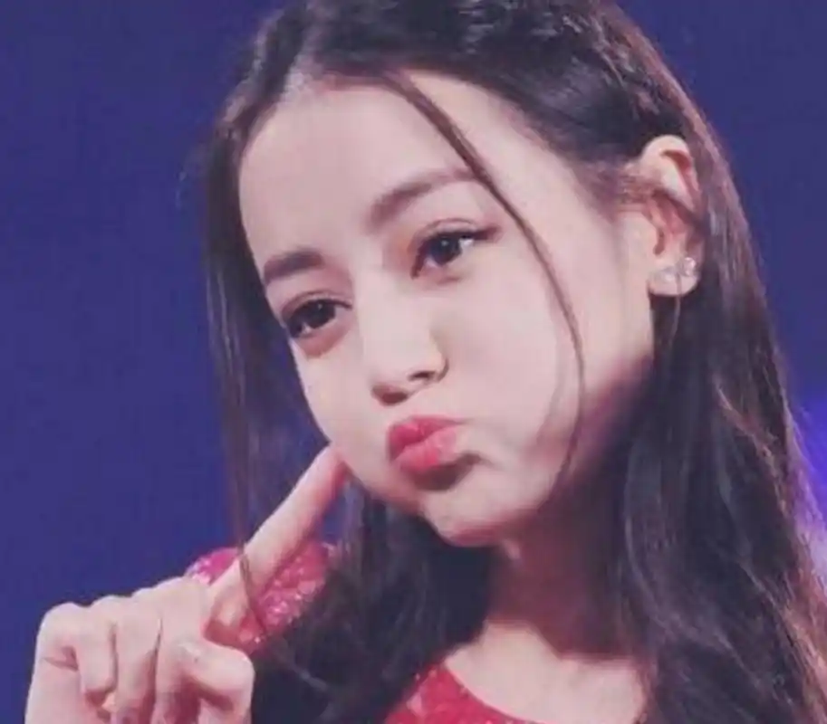 明星嘟嘴你最爱谁?赵丽颖萌,热巴美,网友:那谁你嘟过头了!__凤凰网