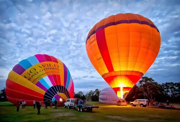 觉得跳伞太惊心动魄的小伙伴,也可以选择相对温和的热气球观光?