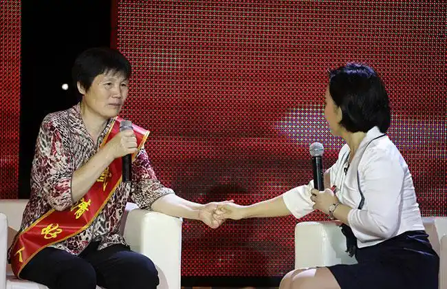 孝老爱亲武清好人刘景会(左)与主持人交谈.图片来源:武清文明办