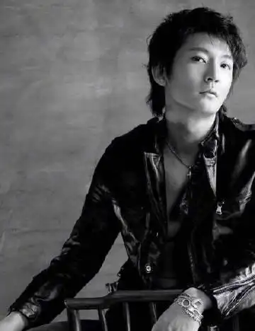 郭京飞年轻时颜值不输小鲜肉浓眉大眼皮肤光滑神似杨洋