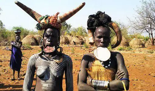 百年前的"野人女孩",被抓后辗转各地展示,死前一句话让人惭愧