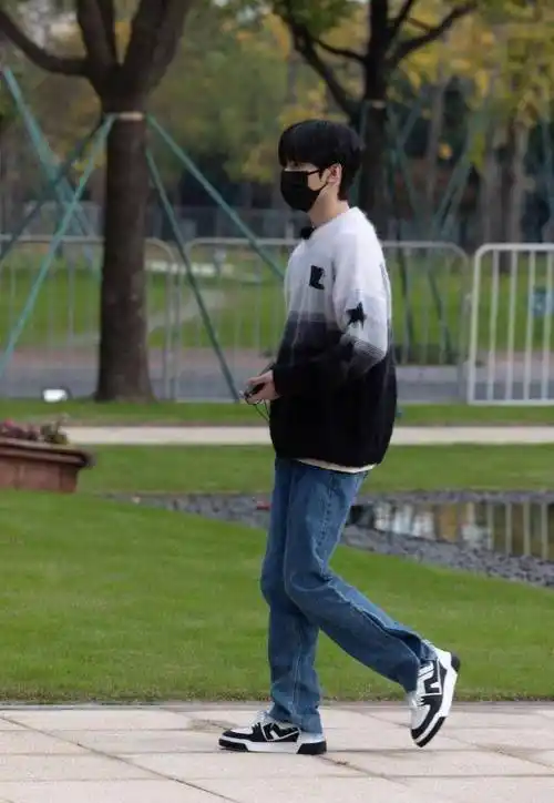 刘耀文的大长腿系列 宽肩长腿,完美比例的男麻豆身材真的爱了