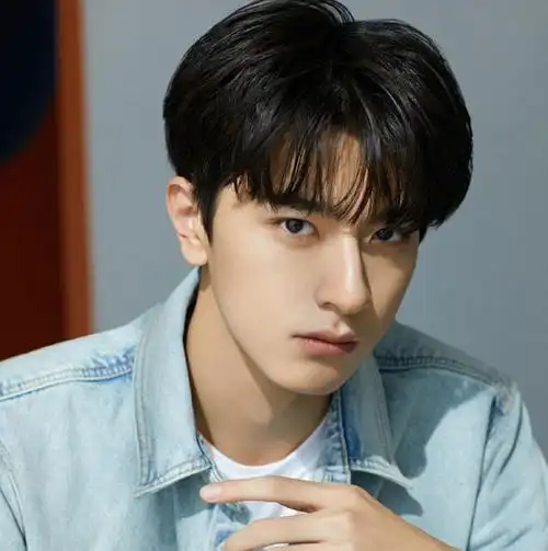 林一,中国内地男演员,唐人影视签约演员,身高187cm(65kg),1999年1月11