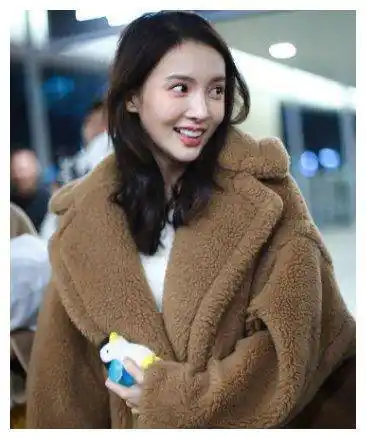 原创金晨素颜状态超好格子围巾当成披肩太洋气长发飘飘美似初恋