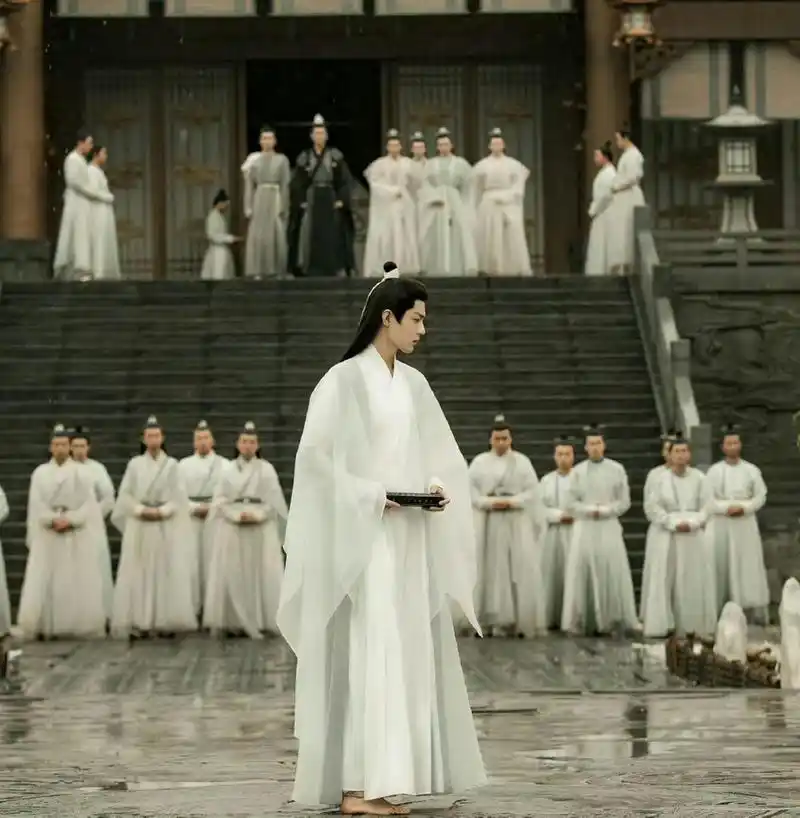 肖战光着脚走下台阶那一刻,真的就是仙人清冷不惹尘埃的感觉!