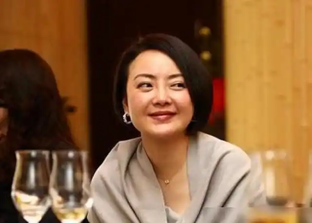 当年被婆家嫌弃,婚礼没人来,后来丈夫为她补婚,惊动半个娱乐圈|王中磊