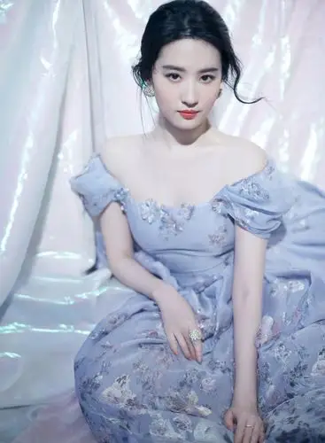 刘亦菲回国隔离结束合影致谢防疫人员针织衫配牛仔裤秀细腰