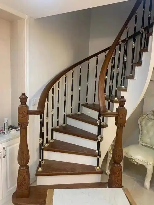 别墅楼梯扶手  #别墅楼梯  #楼梯设计灵感库  #铝艺护栏  #实木