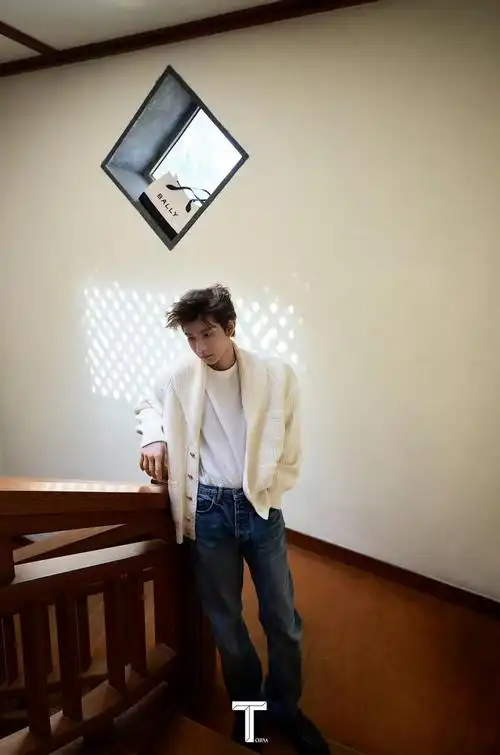 王源t锦绣8月刊封面内页大片炸毛发型多角度观察