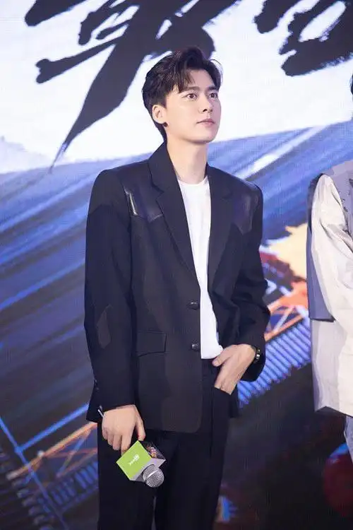 李易峰生图看着有点富态穿黑色拼接西装帅气不减挺高级