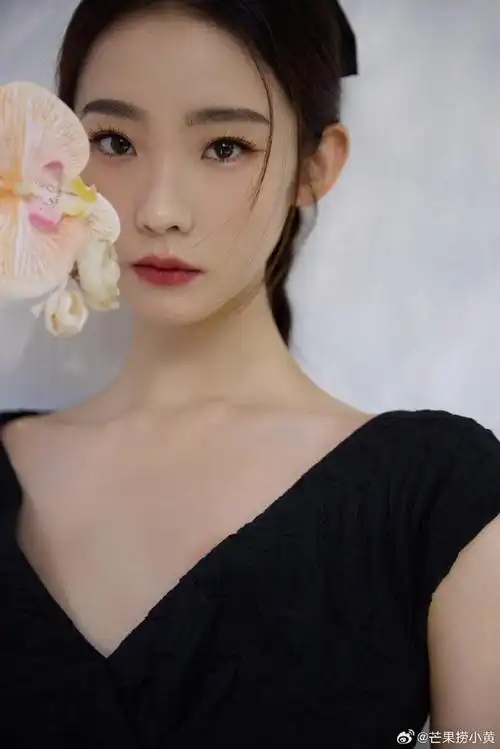 #张艺凡优雅黑天鹅##张艺凡黑色长裙好优雅#