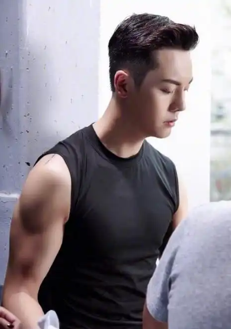 拥有胸肌的男星吴尊平时没少练17岁的他胸肌瞩目
