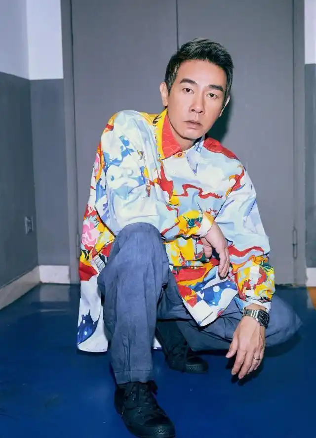 55岁陈小春越穿越年轻,运动风造型真抢眼,看着就很时髦