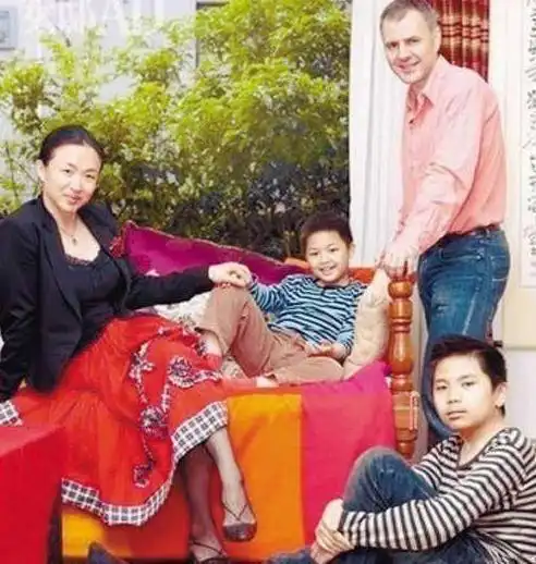 金星收养3个孩子,同学对儿子说你妈妈是男人,儿子的回答太霸气