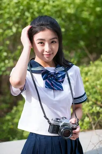 张含韵登杂志封面再穿校服致青春