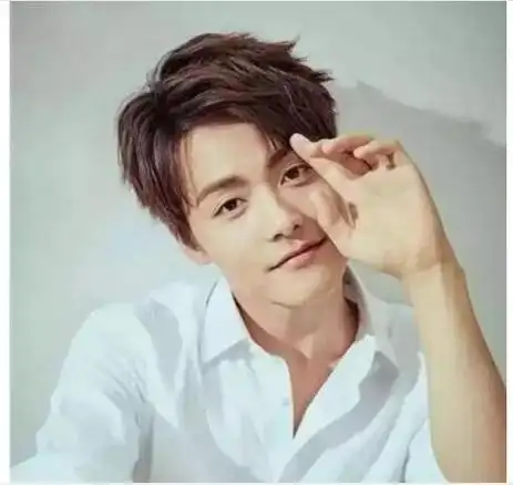 男生三七偏分朝下刘海发型图片