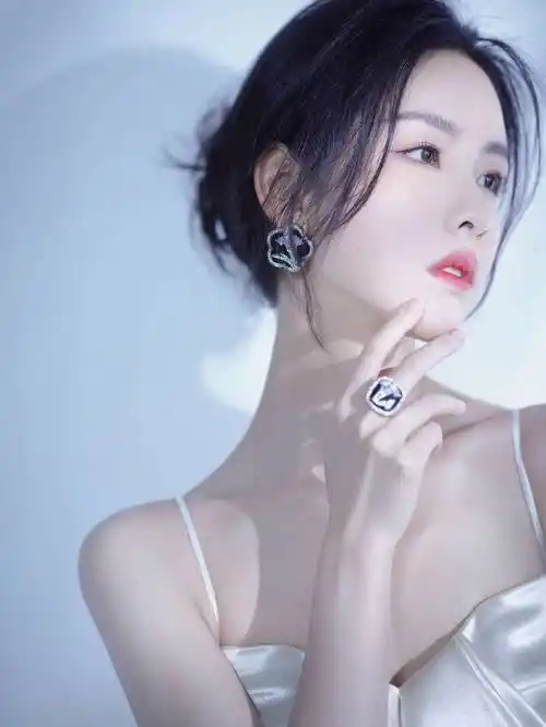 陈都灵穿露背白裙大秀曼妙身材!雪肤玉貌美得让人窒息