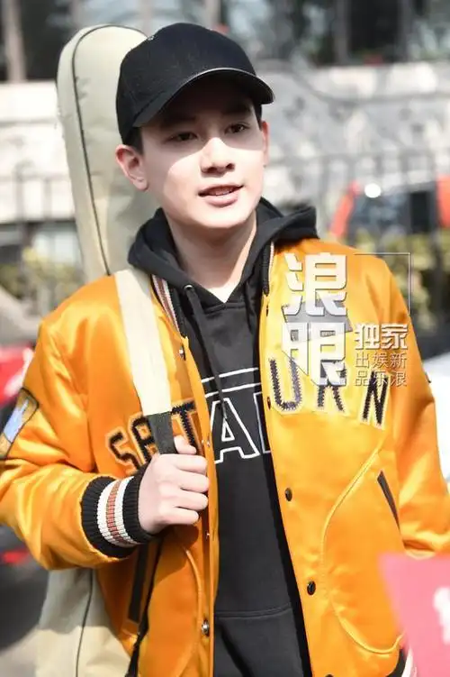 胡先煦亮相中戏复试背琴提包青春朝气满满