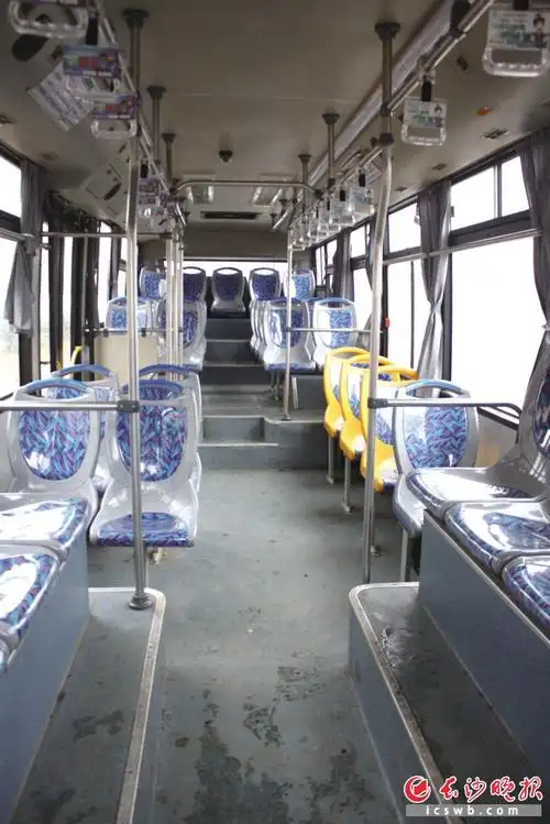 公交车不上牌载客上路50台新公交车挂临时牌照运营