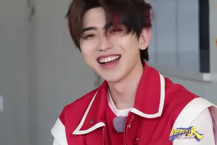 原创跑男正片之外面对活泼的金靖蔡徐坤温暖回应我愿当你的钥匙