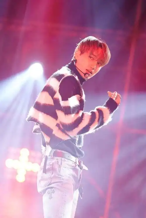 美颜暴击!是舞台上最闪耀的钟仁尼