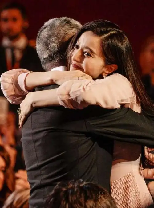 范冰冰被人熊抱的瞬间,这些照片你可能从未见过!