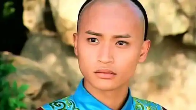 摒弃奇装异服的陈志朋,出席网红生日宴,网友:这个布景板不便宜