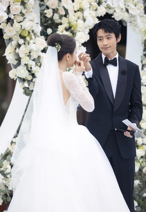 魏晨婚礼现场高清照曝光和于玮忘情接吻幸福相拥画面浪漫唯美