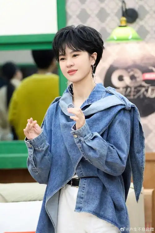 【#声生不息家年华#精彩剧照大放送】@郁可唯罗袖袅袅 笑如星华「心中