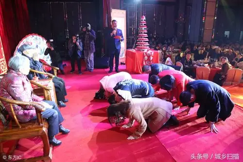 生活有时也有泪,8幅普通人下跪图,哪一幅最触动你的心?_母亲