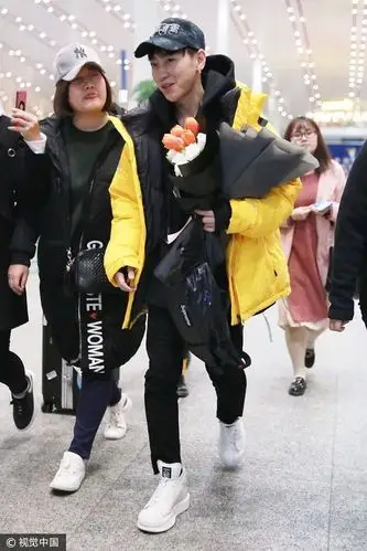 "小鲜肉"魏巡亮黄色棉服时尚又保暖 获粉丝献花一路说笑亲和力十足