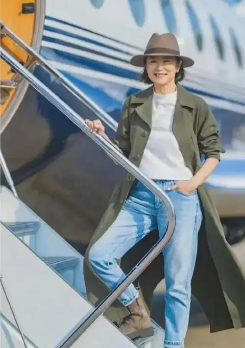 林青霞罕见高调炫富,穿风衣站私人飞机前拍照,69岁美得风华绝代
