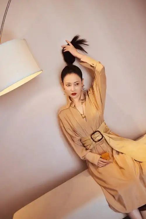 谭卓身着金色长裙 女人味十足!