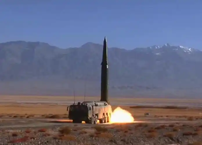 威力惊人改进型东风16导弹壮观发射