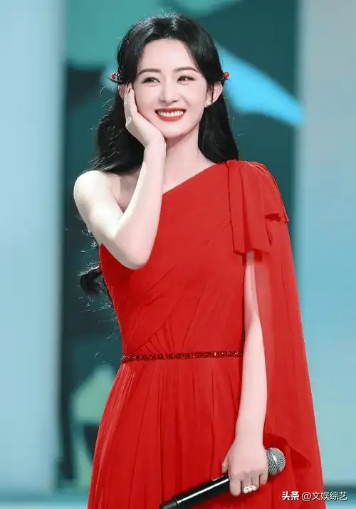 赵丽颖在录制新年祝福时,身穿披肩红色礼服,整个妆容和颜值,显得自然